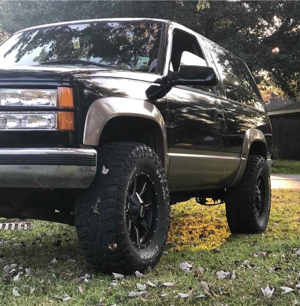 1996 GMC Yukon with Moto Metal MO970 wheels and Cooper Discoverer STT Pro tires