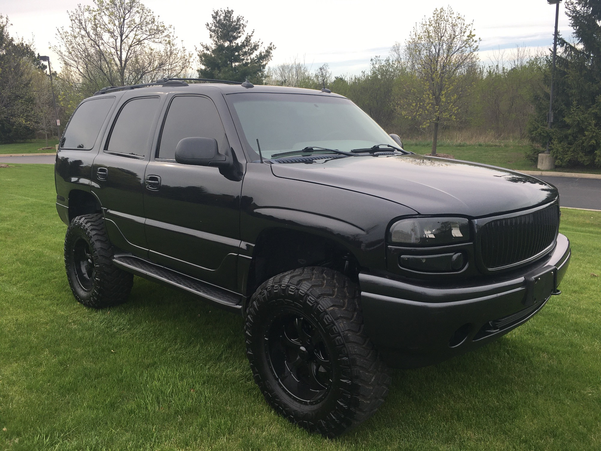 2003 GMC Yukon with Helo HE791 wheels and Maxxis Razr MT tires