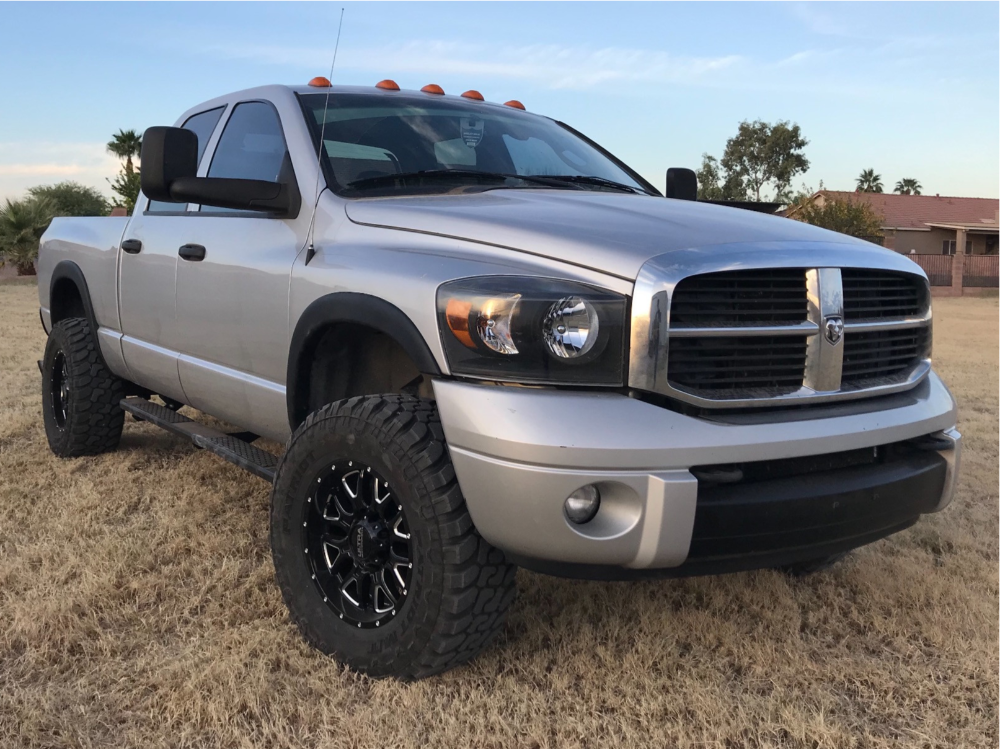 2006 Dodge Ram 3500 with Ultra Hunter wheels and Superlift Leveling Kit