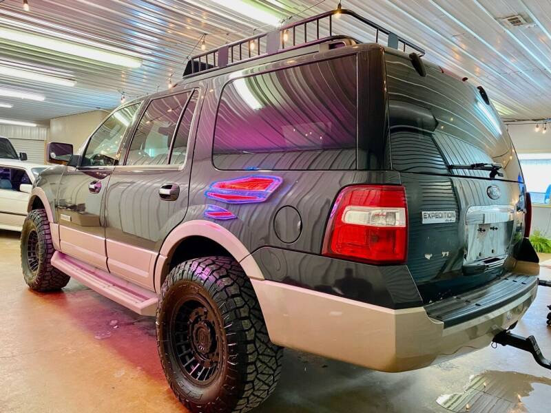 2007 Ford Expedition with Fuel Militia Wheel and Nitto Ridge Grappler Tire