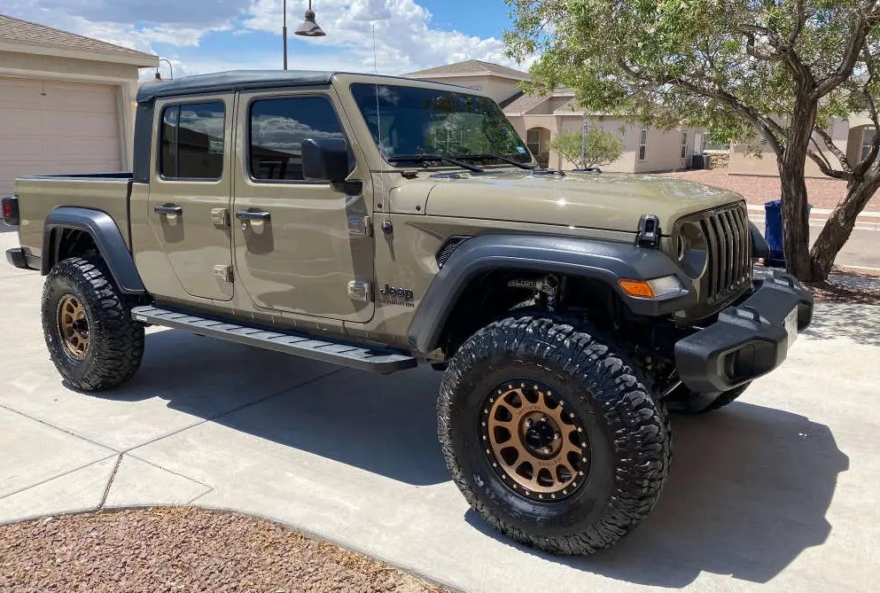 2020 Jeep Gladiator with Method MR305 Wheels and Milestar Patagonia MT tires