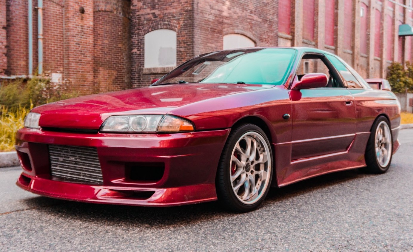 profile view of red nissan skyline r32