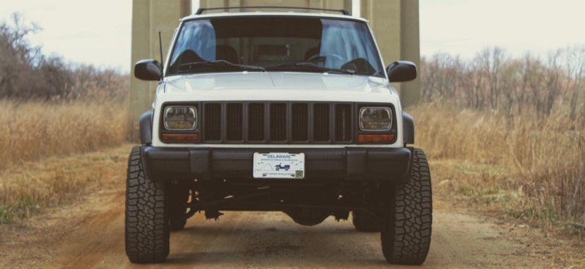 front view of white jeep cherokee xj