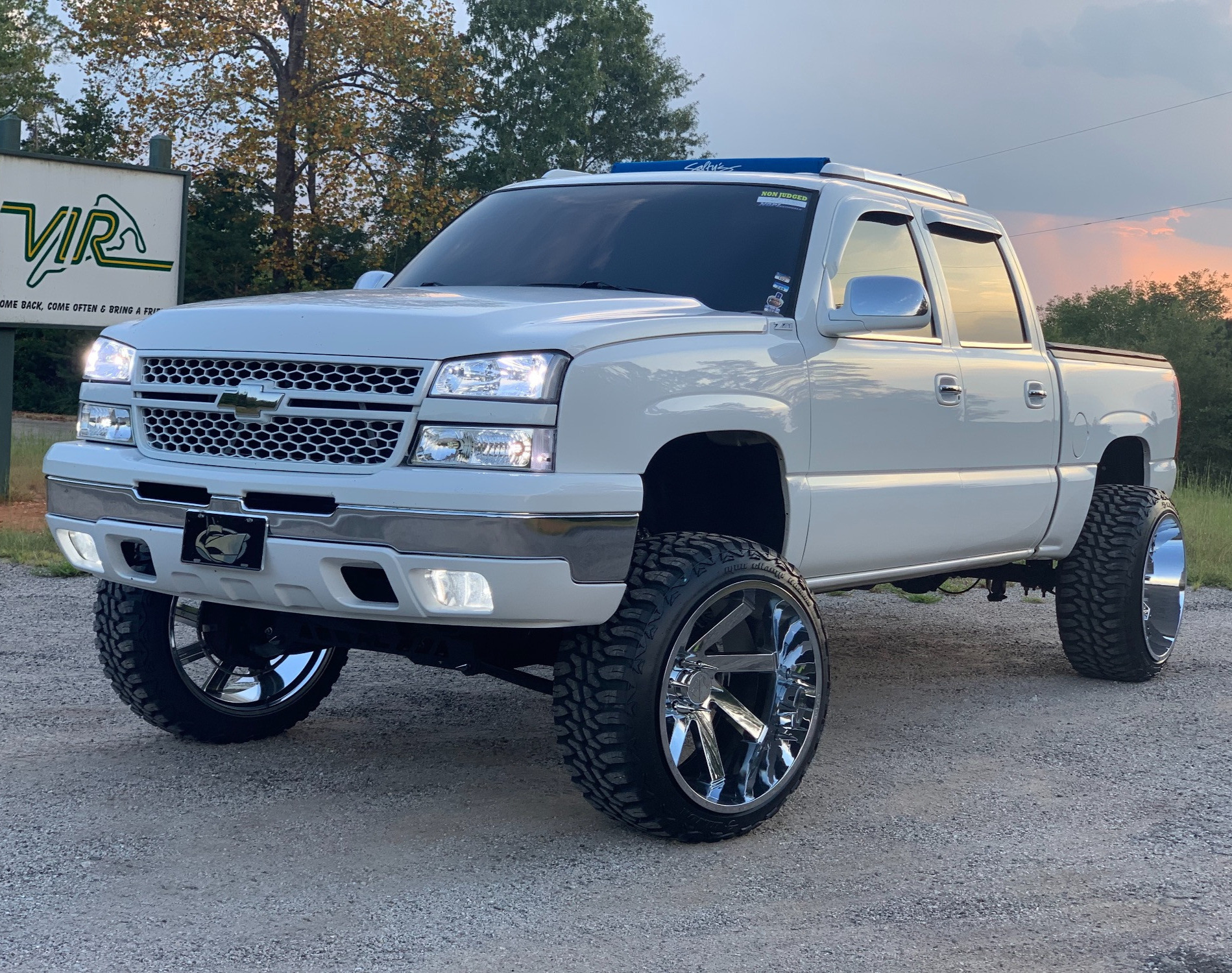 2006 Chevy Silverado 1500 Cateye with ARKON OFF-ROAD Lincoln wheels and Rough Country Suspension Lift