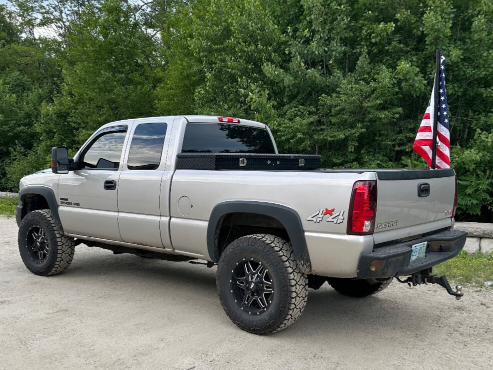 2004 GMC Sierra 2500 HD with TIS 538MB wheels and Venom Power Terra Hunter R/T Plus tires