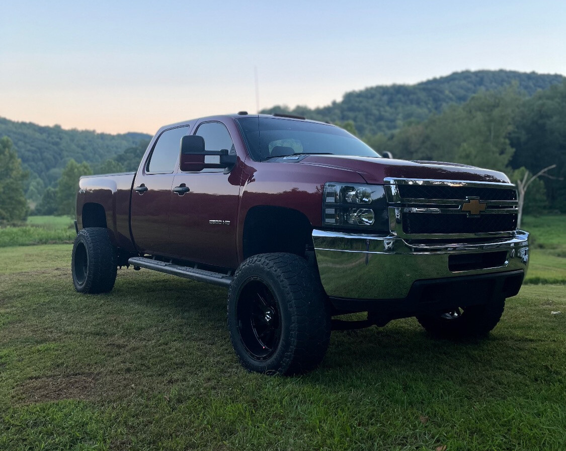 2014 Chevy Silverado 2500 HD WI with Venom Power Terra Hunter R/T tires