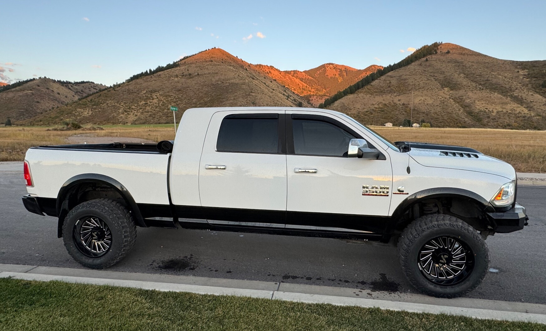 2016 Ram 3500 Laramie with Arkon Off-Road Caesar wheels and Rough Country Leveling Kit