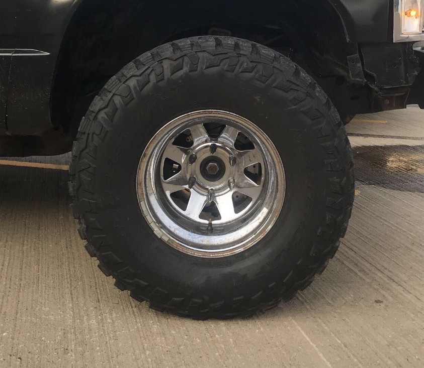 silver chevy blazer wheel with bolt pattern highlighted