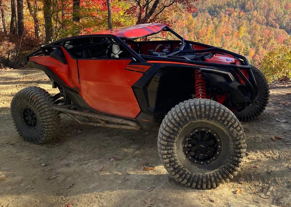 profile view of can-am maverick