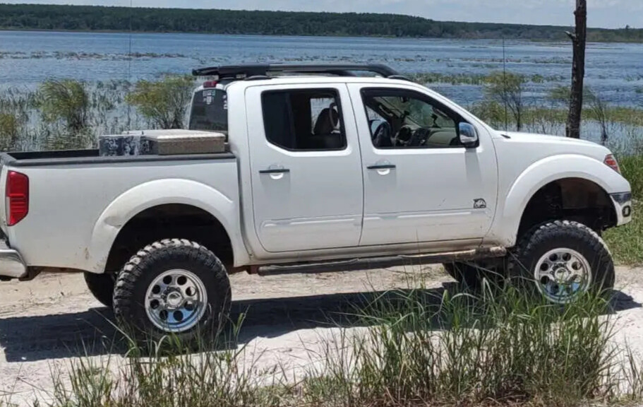 2012 Nissan Frontier SL with Alloy Ion 171 wheels and Rough Country Suspension Lift