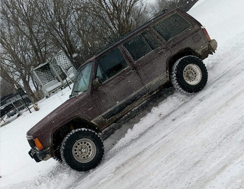 Profile view of leveled jeep cherokee xj