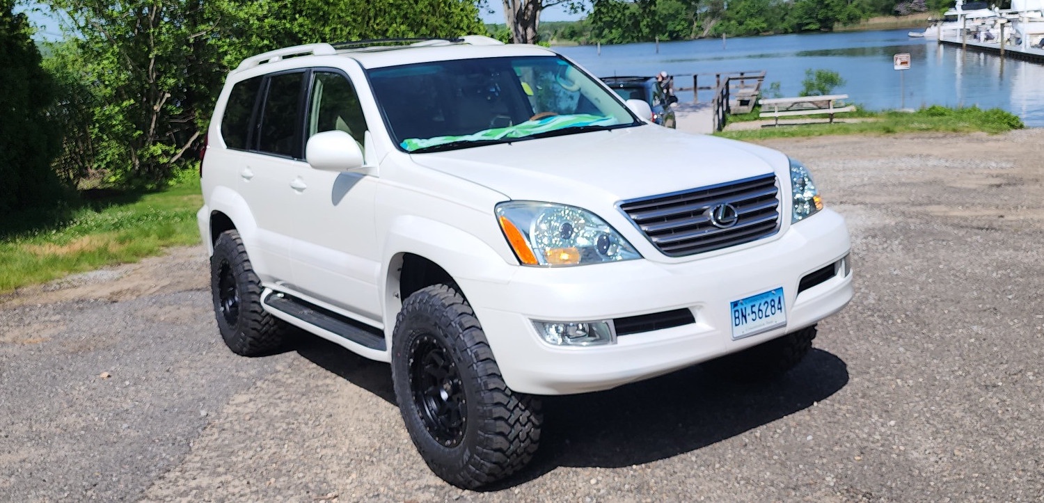 front view of white lexus gx470