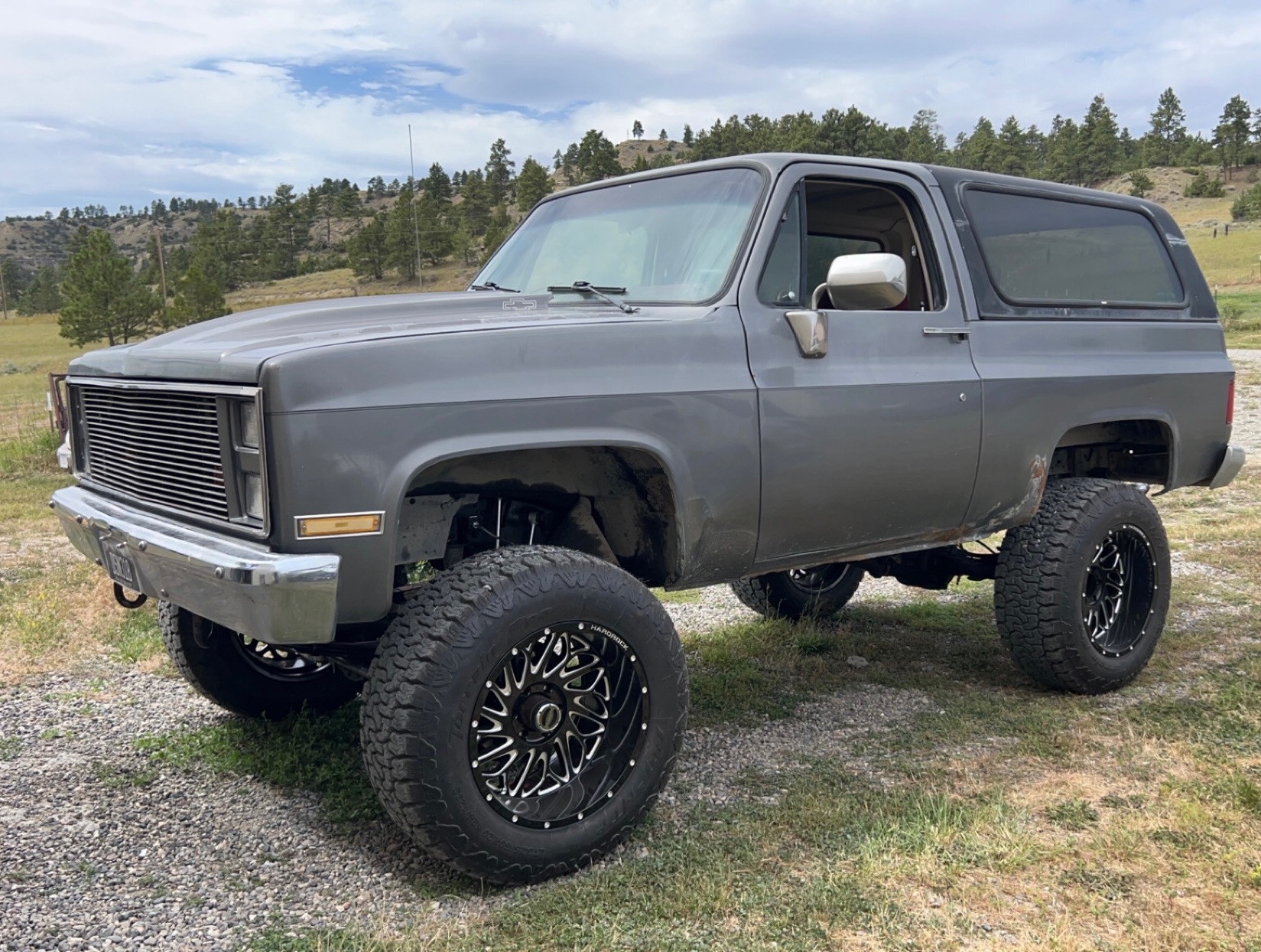 profile view of gray chevy blazer