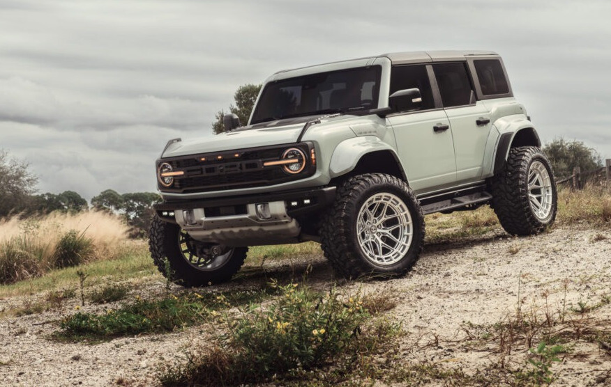 2023 Ford Bronco Sasquatch with Vossen HFX-1 wheels and TIS TT1 tires
