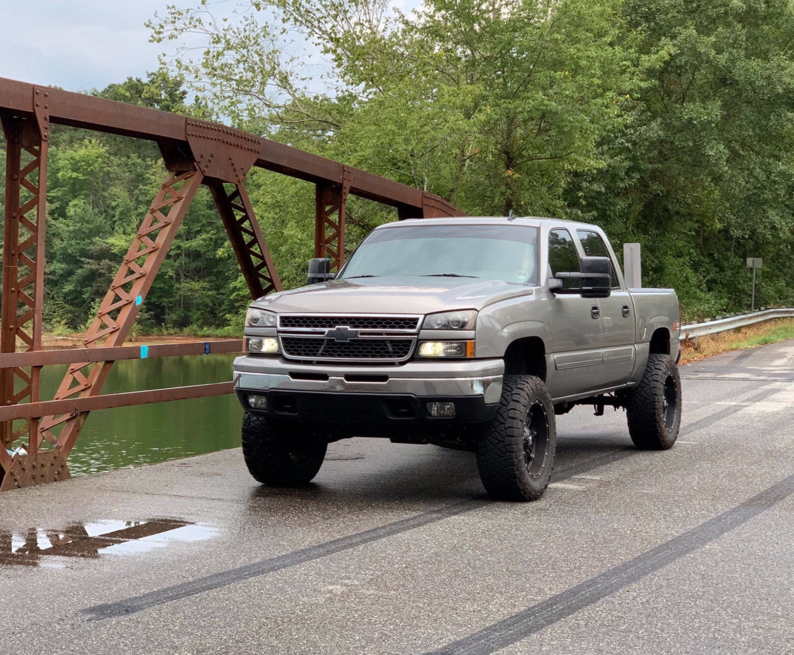 2006 Chevy Silverado 1500 Cateye with Fuel Hostage wheels and Nitto Ridge Grappler tires