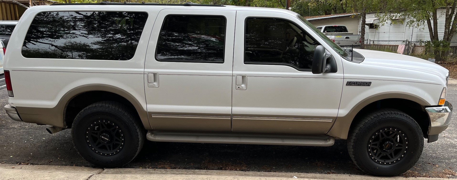 profile view of stock ford excursion