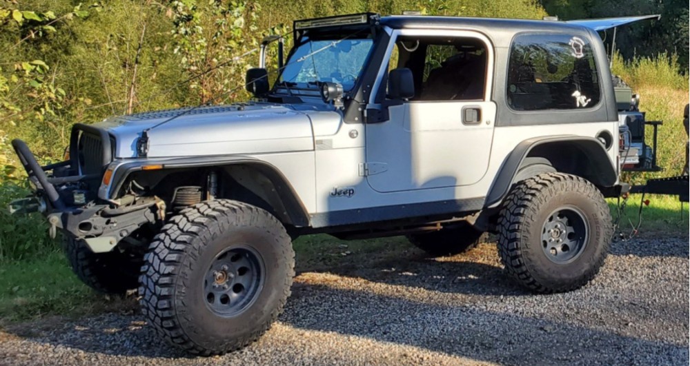 profile view of white jeep wrangler tj