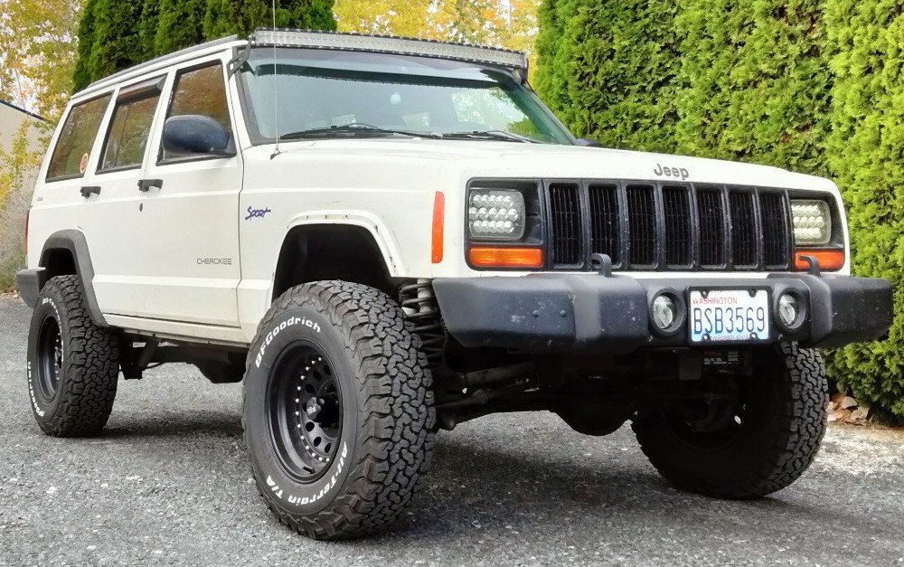 front view of white jeep cherokee sport