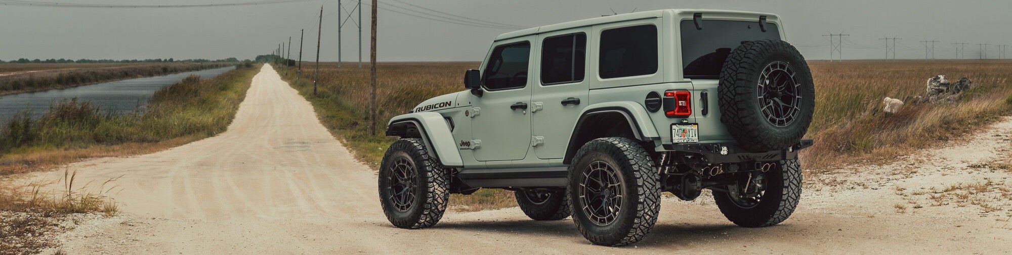 jeep wrangler rubicon on gravel road