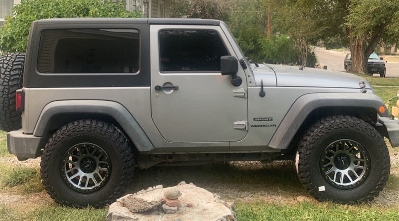 profile view of silver jeep wrangler