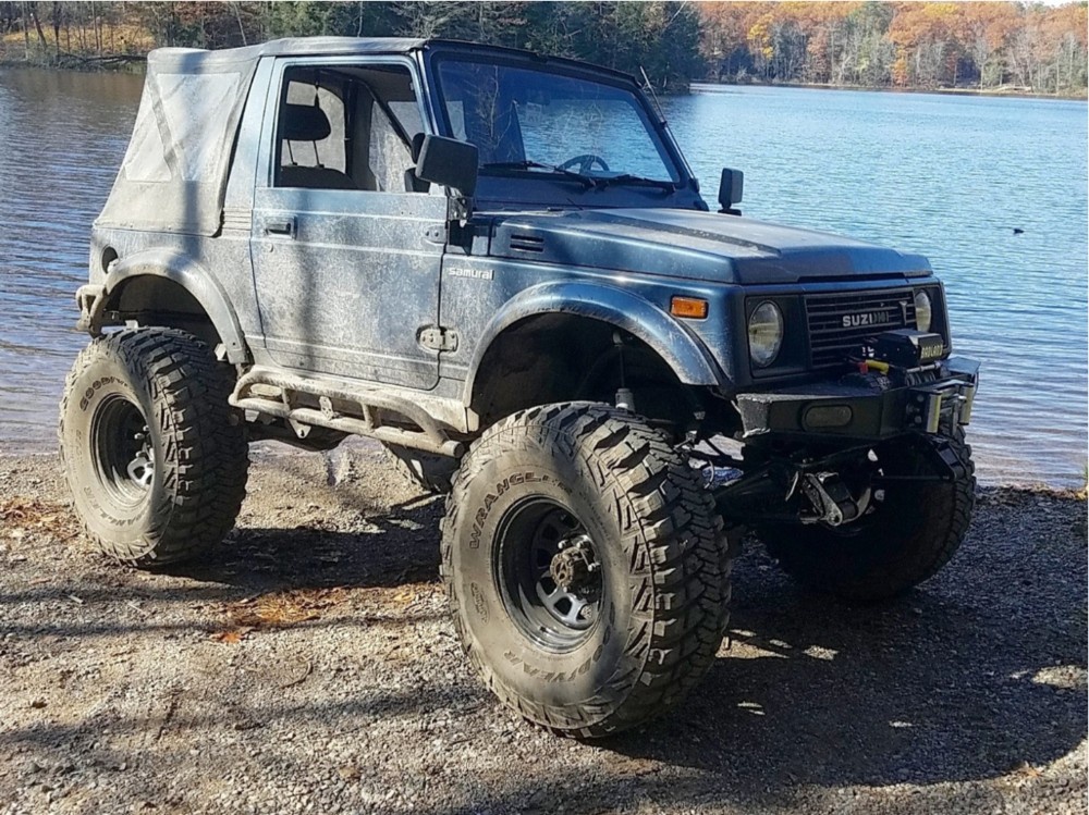Profile view of Suzuki Samurai 