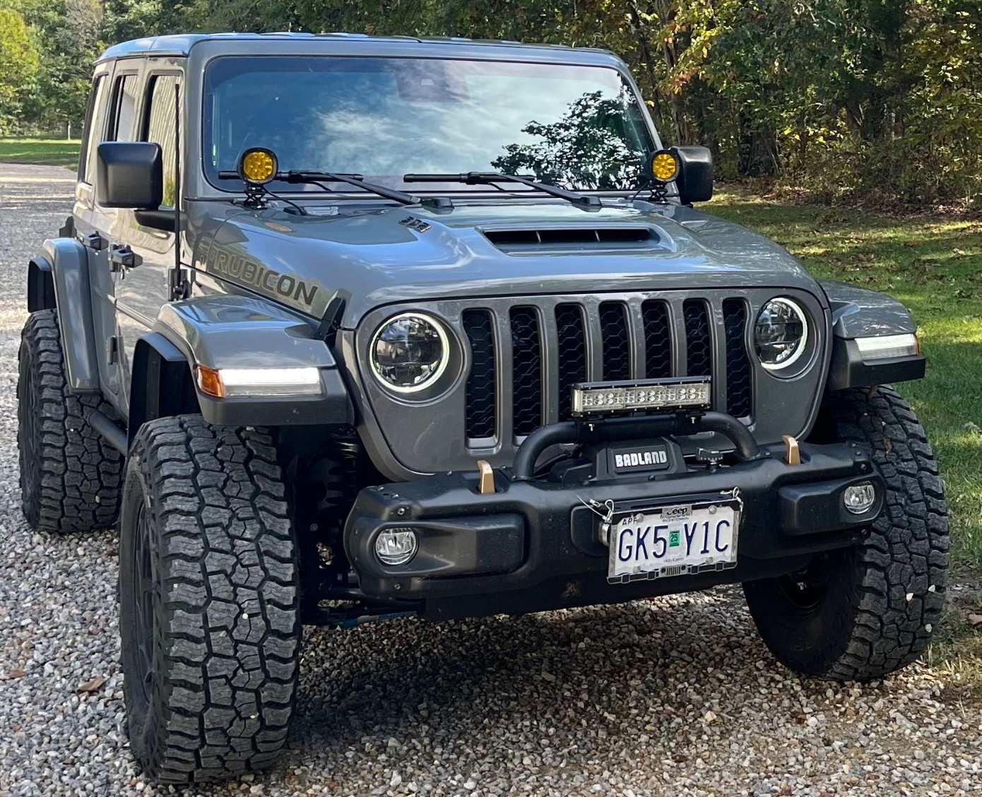 front view of jeep wrangler rubicon