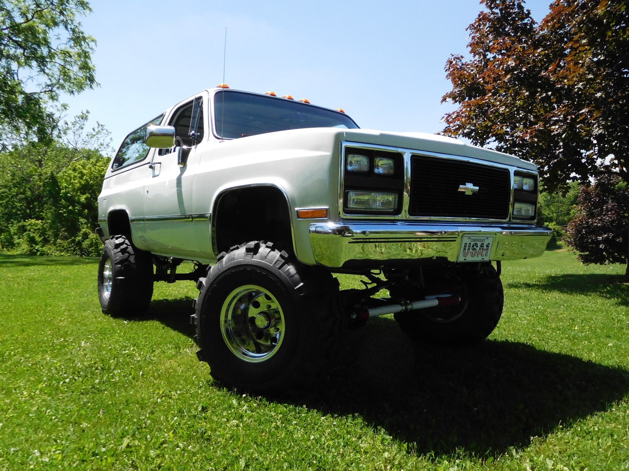 front view of white chevy blazer with six inch lift