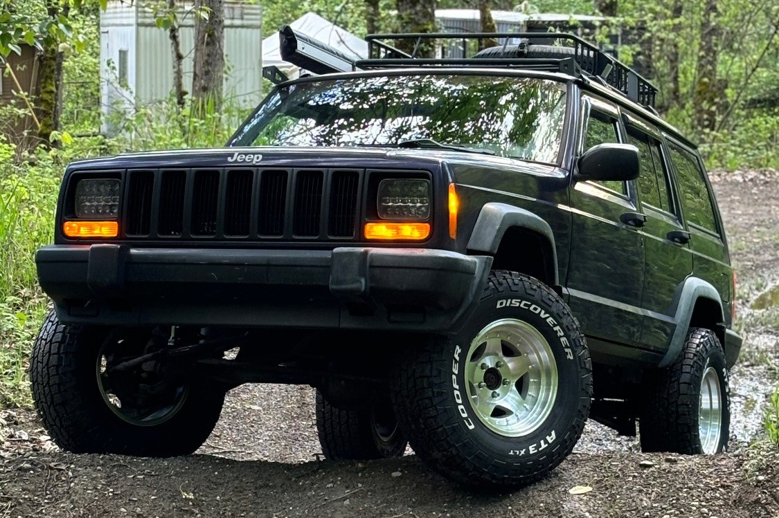 front view of lifted jeep cherokee xj