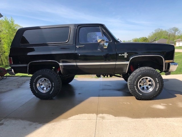 profile view of black chevy blazer