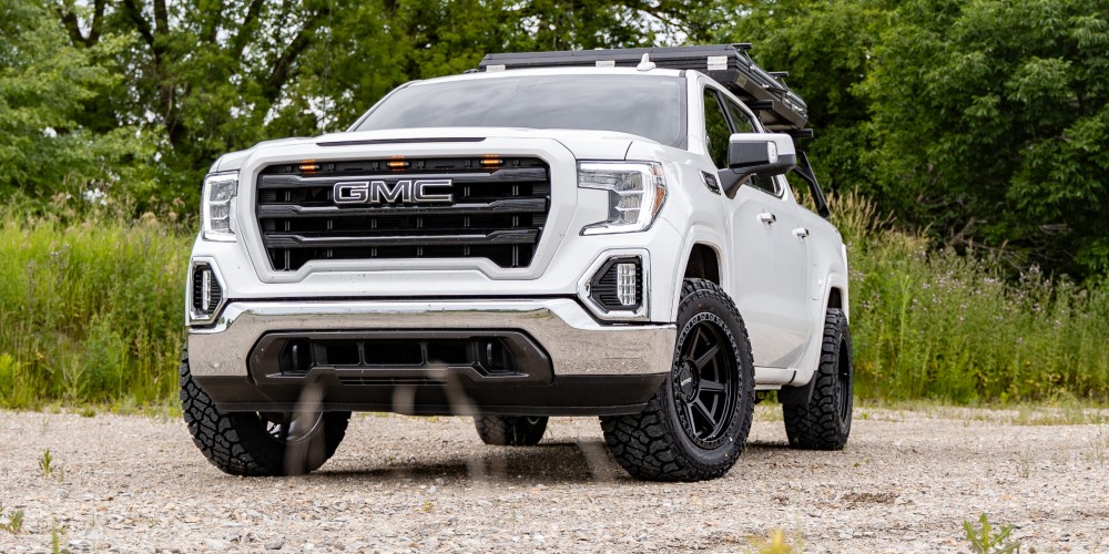 Front view of GMC truck with Anthem Helo wheels