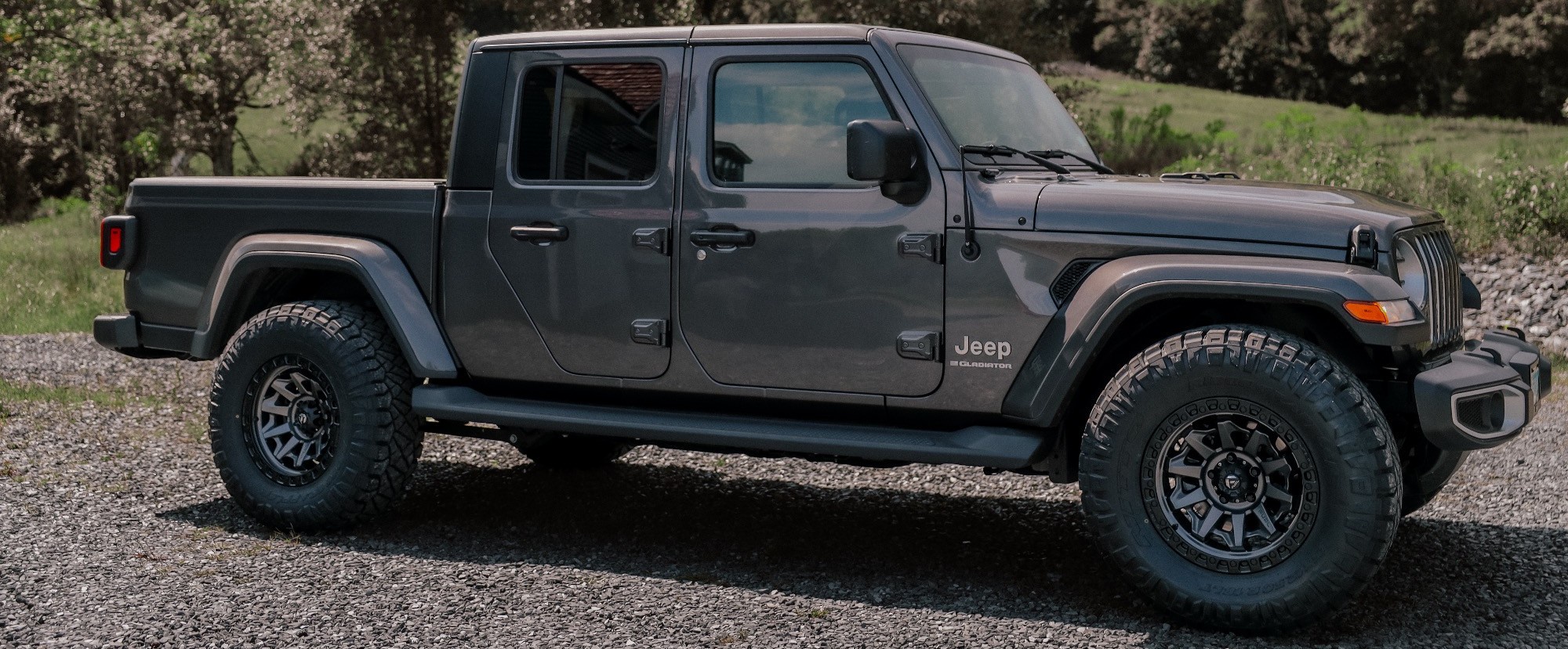 profile of jeep gladiator